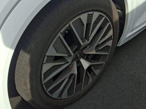 Glacier White Metallic 2024 Audi Q8 e-tron Premium Plus