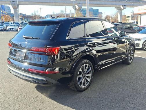 2023 Audi Q7 45 Premium Plus