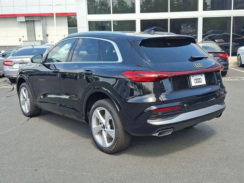 Mythos Black Metallic 2026 Audi Q5 Premium Plus TFSI quattro S tronic