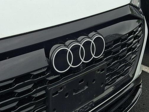 Glacier White Metallic 2024 Audi Q8 e-tron Prestige