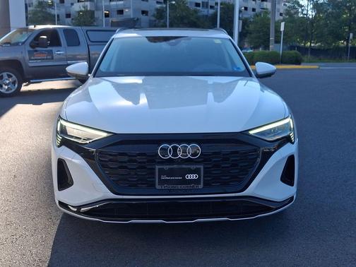 Glacier White Metallic 2024 Audi Q8 e-tron Prestige