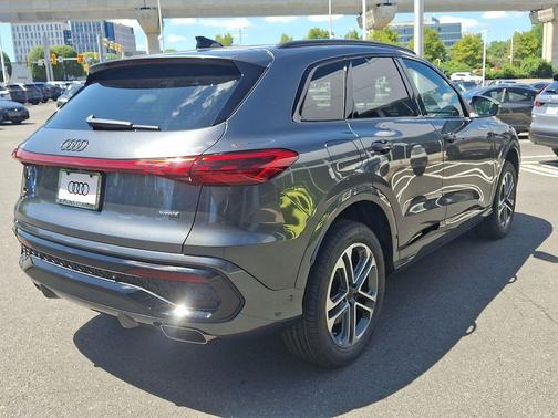 Daytona Gray Pearl Effect 2026 Audi Q5 Premium TFSI quattro S tronic
