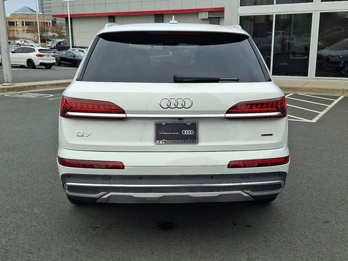 2023 Audi Q7 45 Premium Plus