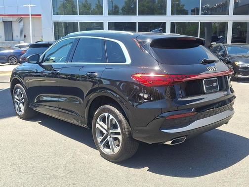 Mythos Black Metallic 2025 Audi Q5 Premium TFSI quattro S tronic