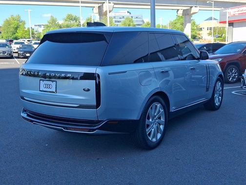 Silver Metallic 2023 Land Rover Range Rover P400 SE
