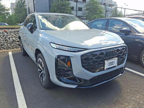 Arrow Gray Pearl Effect 2026 Audi Q3 TFSI quattro S tronic