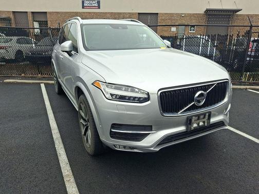 2017 Volvo XC90 T6 Momentum