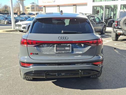 2025 Audi SQ6 e-tron Prestige quattro