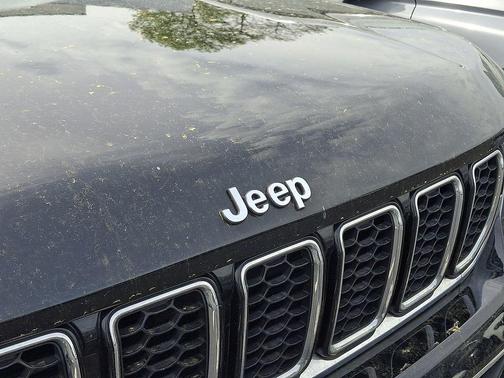 Diamond Black Crystal Pearlcoat 2021 Jeep Grand Cherokee L Overland