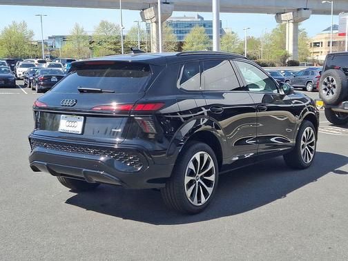 Mythos Black Metallic 2026 Audi Q3 TFSI quattro S tronic