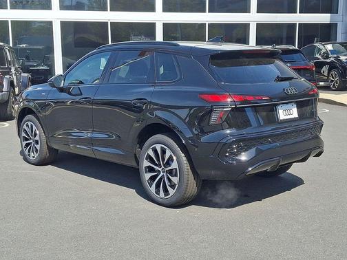 Mythos Black Metallic 2026 Audi Q3 TFSI quattro S tronic