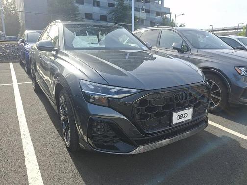 Daytona Gray Pearl Effect 2027 Audi Q8 55 Premium Plus