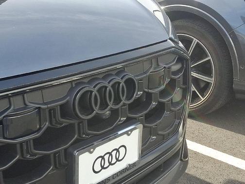 Daytona Gray Pearl Effect 2027 Audi Q8 55 Premium Plus