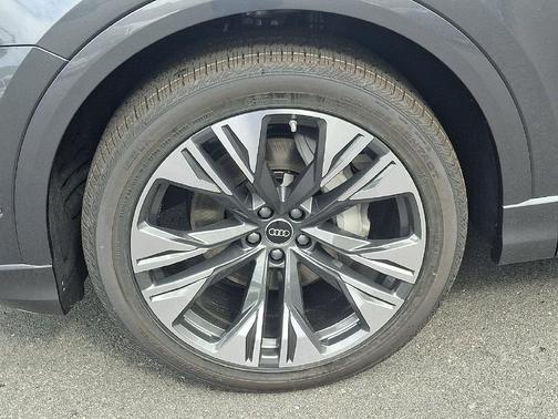 Daytona Gray Pearl Effect 2027 Audi Q8 55 Premium Plus