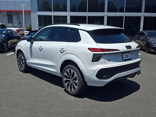 Glacier White Metallic 2026 Audi Q3 TFSI quattro S tronic