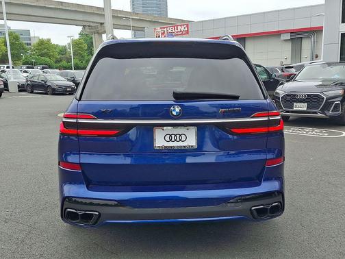 Marina Bay Blue Metallic 2023 BMW X7 M60i