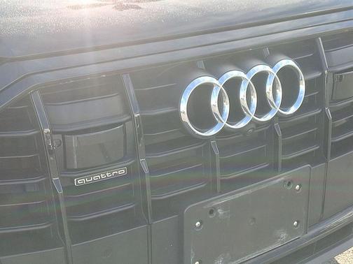 Mythos Black Metallic 2024 Audi Q7 55 Premium Plus