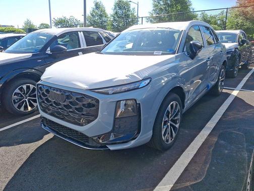 Arrow Gray Pearl Effect 2026 Audi Q3 TFSI quattro S tronic