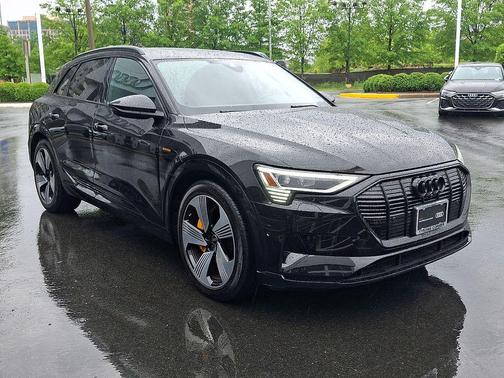 Mythos Black Metallic 2022 Audi e-tron Premium Plus