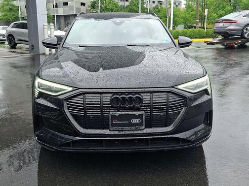 Mythos Black Metallic 2022 Audi e-tron Premium Plus