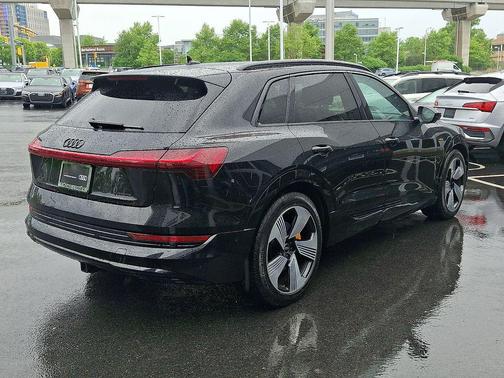 Mythos Black Metallic 2022 Audi e-tron Premium Plus