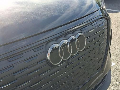 Mythos Black Metallic 2025 Audi Q4 e-tron Prestige 55 quattro