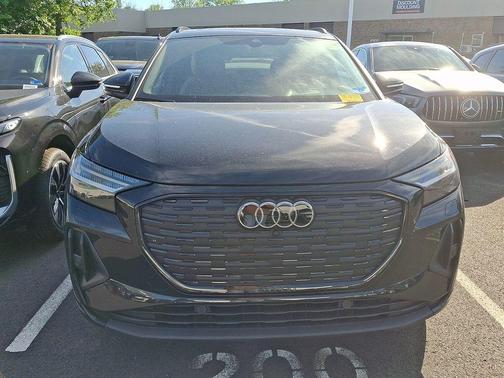 Mythos Black Metallic 2025 Audi Q4 e-tron Prestige 55 quattro