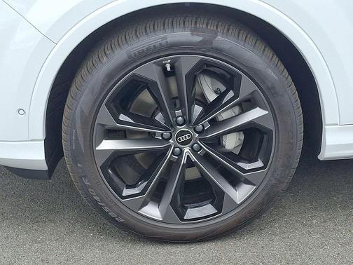 Glacier White Metallic 2026 Audi Q7 55 Prestige