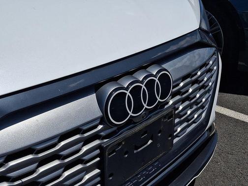 Glacier White Metallic 2024 Audi Q8 e-tron Premium Plus