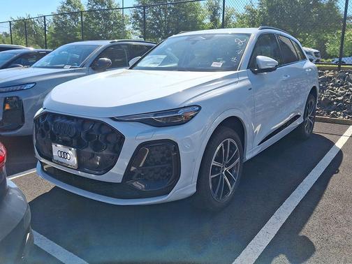 Glacier White Metallic 2026 Audi Q5 Premium Plus TFSI quattro S tronic