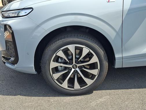 Arrow Gray Pearl Effect 2026 Audi Q3