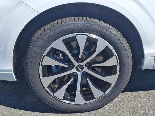 Glacier White Metallic 2026 Audi Q3 TFSI quattro S tronic