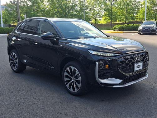 Mythos Black Metallic 2026 Audi Q3 TFSI quattro S tronic