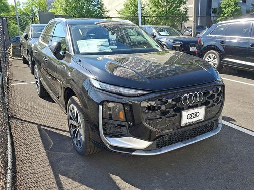 Mythos Black Metallic 2026 Audi Q3 TFSI quattro S tronic