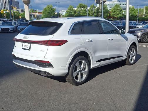 Glacier White Metallic 2026 Audi Q5 Premium Plus TFSI quattro S tronic
