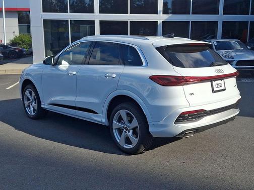 Glacier White Metallic 2026 Audi Q5 Premium Plus TFSI quattro S tronic