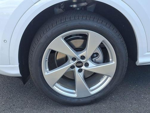 Glacier White Metallic 2026 Audi Q5 Premium Plus TFSI quattro S tronic