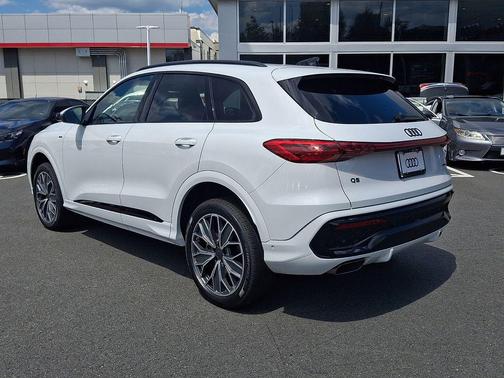 Glacier White Metallic 2026 Audi Q5 Premium Plus TFSI quattro S tronic