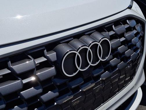 Glacier White Metallic 2025 Audi Q5 Premium Plus TFSI quattro S tronic