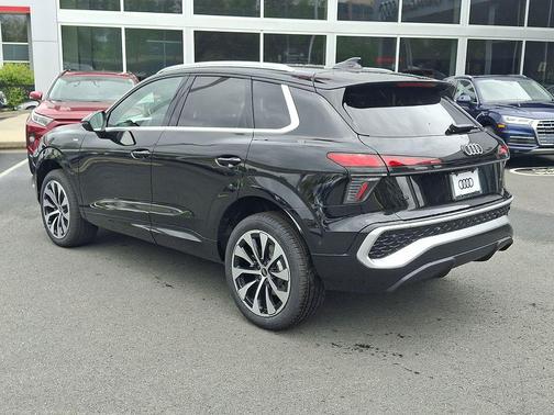Mythos Black Metallic 2026 Audi Q3 TFSI quattro S tronic