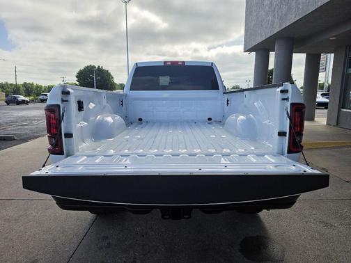 Bright White Clearcoat 2022 RAM 2500 Tradesman Crew Cab 4x4 8' Box