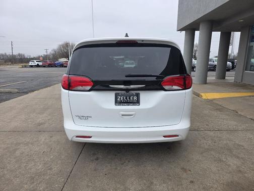 2022 Chrysler Voyager LX