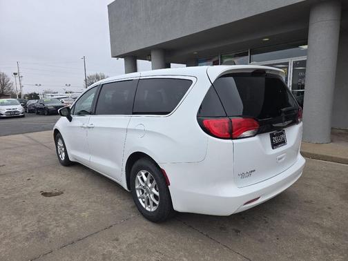 2022 Chrysler Voyager LX