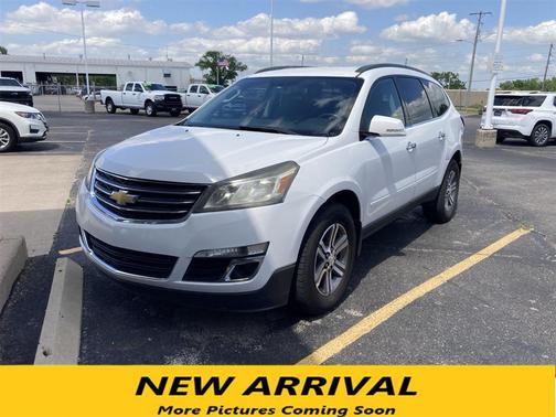 Summit White 2017 Chevrolet Traverse 2LT