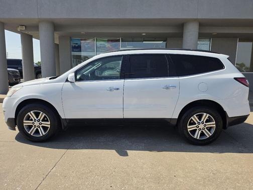 Summit White 2017 Chevrolet Traverse 2LT