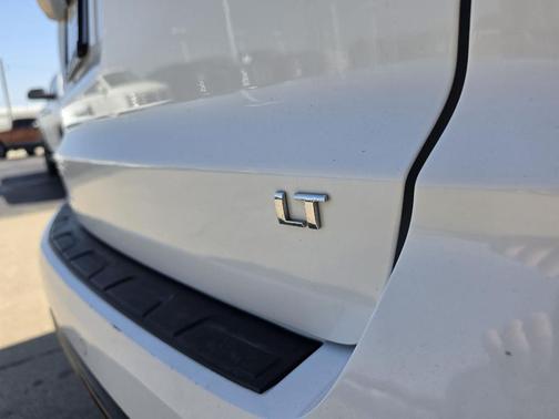 Summit White 2017 Chevrolet Traverse 2LT