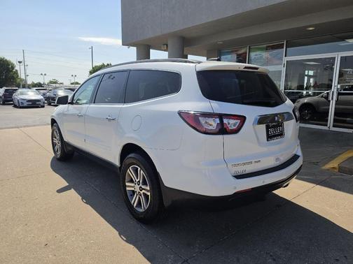 Summit White 2017 Chevrolet Traverse 2LT