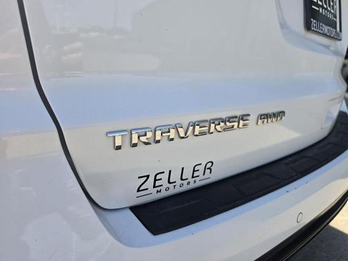 Summit White 2017 Chevrolet Traverse 2LT