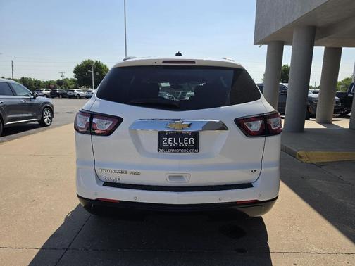 Summit White 2017 Chevrolet Traverse 2LT
