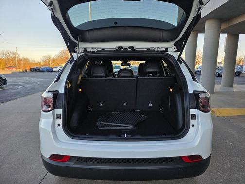 Bright White Clearcoat 2026 Jeep Compass Latitude